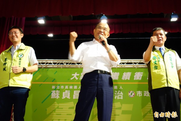 民進黨新北市長參選人蘇貞昌今晚舉行首場市政說明會，新北市副議長陳文治（右）、新北市議會民進黨團總召李坤城（左）同台。（記者葉冠妤攝）