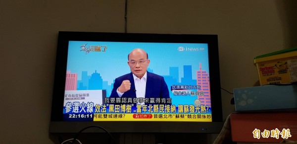 民進黨新北市長參選人蘇貞昌接受電視節目《鄭．知道了》專訪，談到新北市長選戰真正的對手是朱立倫，不是侯友宜，侯友宜只是替朱立倫打選戰、守地盤。（記者賴筱桐攝）