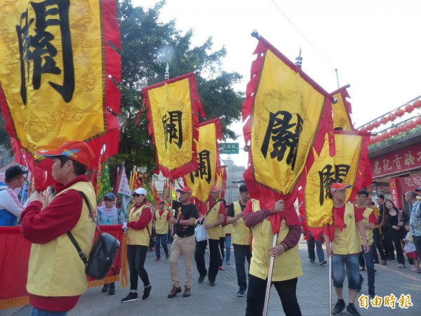 金門平安祈福季今年主題神祇是關聖帝君,「關」字大旗沿路飄揚,好不威風。(記者吳正庭攝)