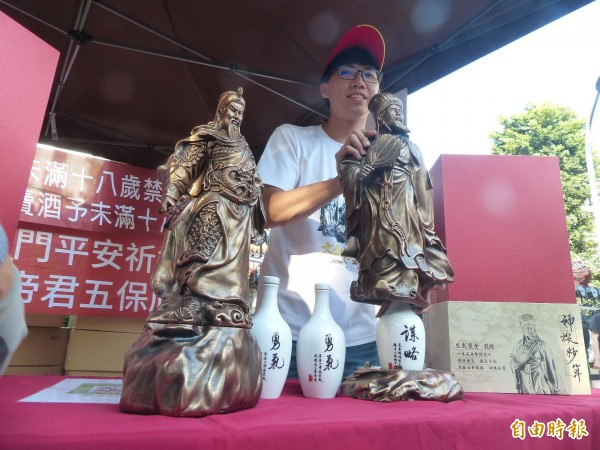 文創工作者李孟倫說明代表「文武雙全」的孔明、關公造型設計理念。(記者吳正庭攝)
