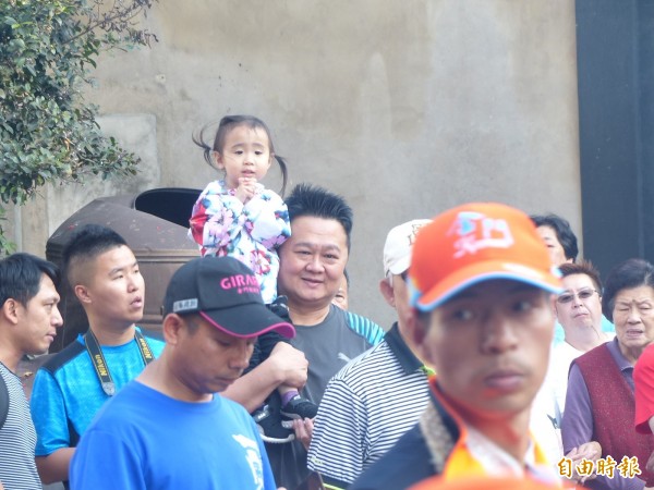 關聖帝君遶境巡安,吸引大小朋友沿路圍觀。(記者吳正庭攝)