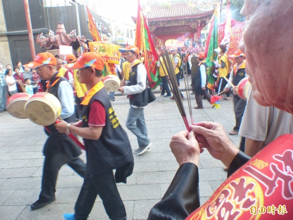 關聖帝君遶境巡安,吸引善男信女沿路持香、敬拜。(記者吳正庭攝)