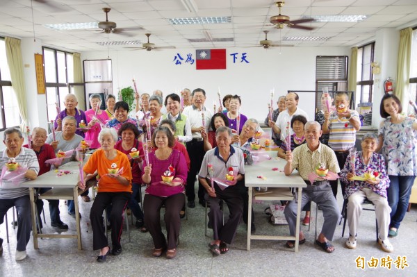 嘉義縣中埔鄉裕民社區捐助15萬元，做為自辦老人關懷據點經費，長輩在開設的課程中用黏土創作「招財福神」，場面熱鬧。（記者曾迺強攝）