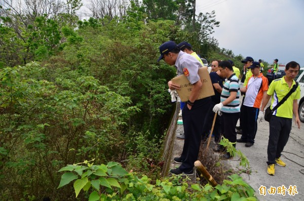 警方動員搜山，尋找凶器。（記者吳俊鋒攝）