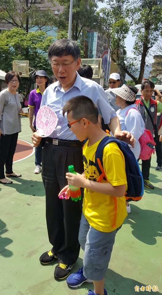 小朋友上前向柯文哲要求合照，並說：「市長我支持你！」（記者楊心慧攝）