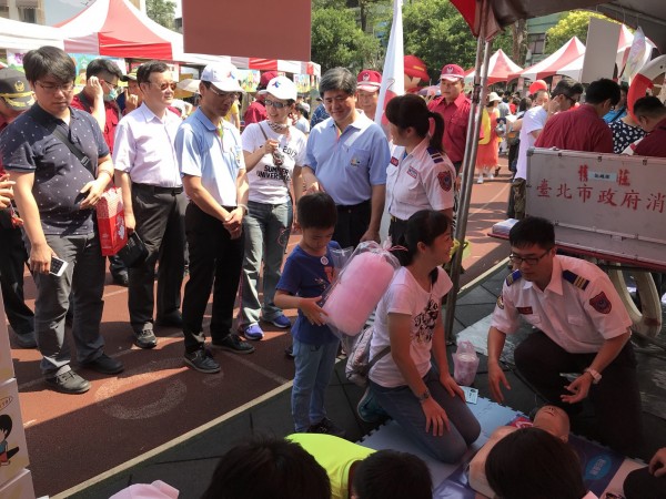 「南港桂花節，防災心大家行」活動，吸引民眾熱情參與。（記者邱俊福翻攝）