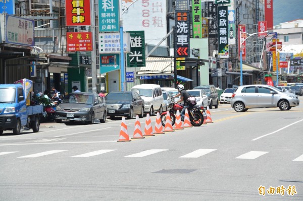 花蓮警方在重要路口設置交通錐避免民眾貪圖方便逕行迴轉，但仍有汽、機車駕駛視若無睹明顯違規。（記者王峻祺攝）