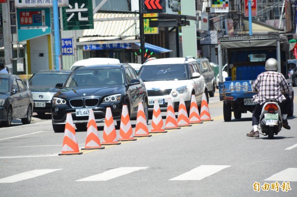 花蓮縣警察局今年陸續在花蓮市、吉安鄉部分路口設置道路警示交通錐，避免汽、機車貪圖方便逕行迴轉或搶先左轉。（記者王峻祺攝）