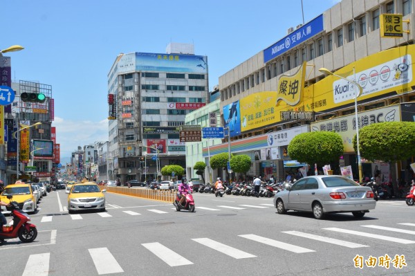 花蓮部分縣議員認為交通錐縮減道路利用率，除會影響交通流暢，也恐危及民眾的行車安全，建議全面更改為固定式「防撞桿」。（記者王峻祺攝）