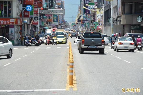 花蓮警方在市區中正路重要路口設置整排的固定式「防撞桿」，避免汽、機車貪圖方便逕行迴轉、搶快左轉或穿越雙黃線。（記者王峻祺攝）