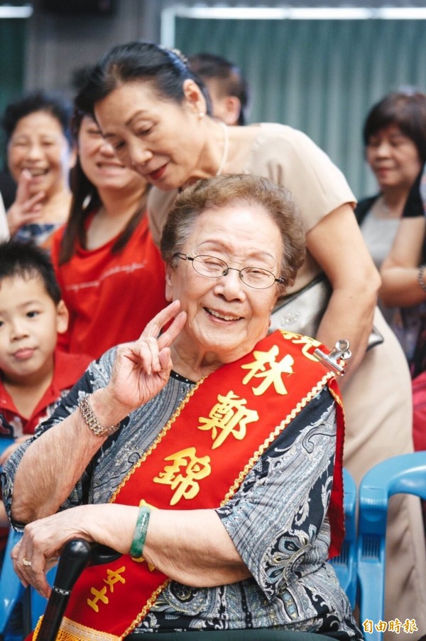 高齡93歲的林鄭錦鳳出生於日據時期，早年丈夫擔任卡車司機，常一大早要外出送貨，林鄭錦鳳不但要照顧家中兒女，還要將丈夫載回來的米以純手工挑出碎石，拿上街兜售。（記者王駿杰攝）