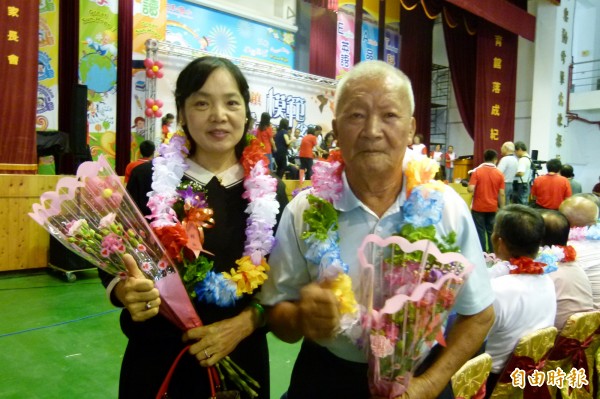 「青草伯」鄒清山與媳婦林淑靖獲選模範父親、母親。（記者蔡宗勳攝）