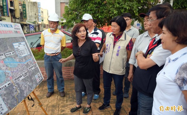 南投縣鹿谷鄉民向縣長林明溱（右二）等人，陳情改善地方淹水問題。（記者謝介裕攝）