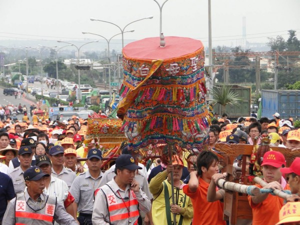 為因應白沙屯拱天宮媽祖婆進香活動每年帶來的大批車潮，轄區苗栗縣警局通霄警分局宣布將採取交通管制措施。圖為進香盛況。（記者蔡政珉翻攝）