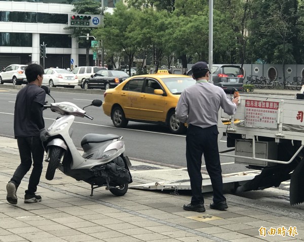 交通大隊設預警系統，避免檢舉魔人連續檢舉開罰，今年迄今已助上百人改善、免受罰。（記者黃良傑攝）