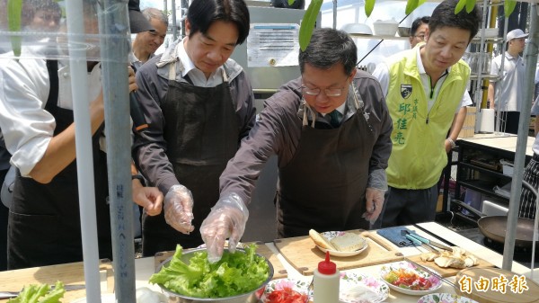 行政院長賴清德和桃園市長鄭文燦在「光合灶腳」體驗自摘蔬菜，製作三明治。（記者許倬勛攝）