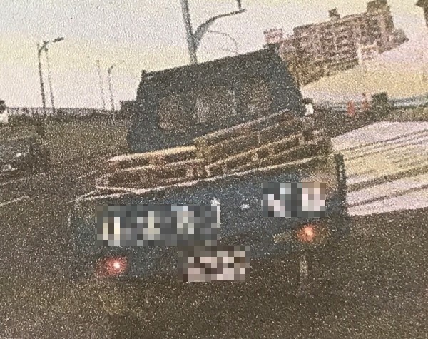 新竹縣竹北警分局竹北派出所警員因見泰勞「阿泰」這樣開車,擔心車斗上的木棧板掉落車道造成交通事故,主動攔查,意外發現「阿泰」無照又酒後開車。(記者黃美珠翻攝)
