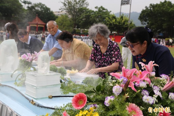 賴碧美（右五）帶著年邁父母和婆婆參加浴佛大典，悉心示範動作。（記者陳鳳麗攝）