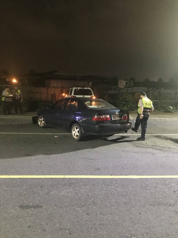 高雄市前鎮翠亨南路發生白色休旅車與深色自小客車對撞車禍，造成2車6人送醫。（記者方志賢翻攝）