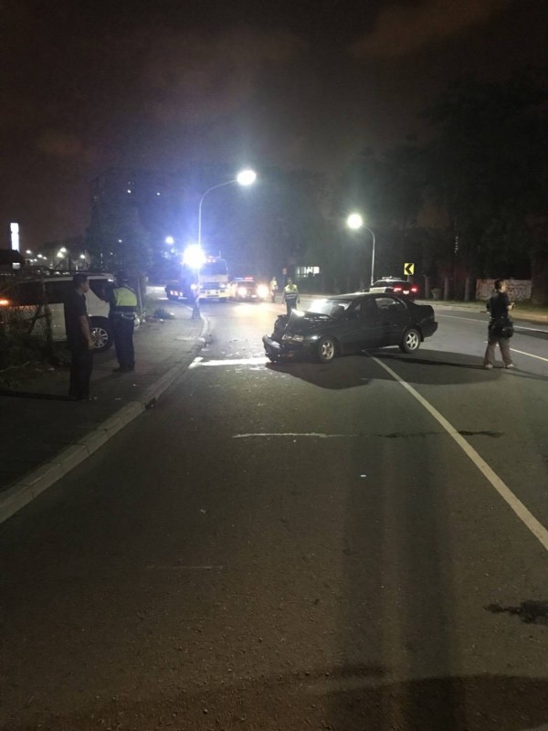 高雄市前鎮翠亨南路發生白色休旅車與深色自小客車對撞車禍，造成2車6人送醫。（記者方志賢翻攝）