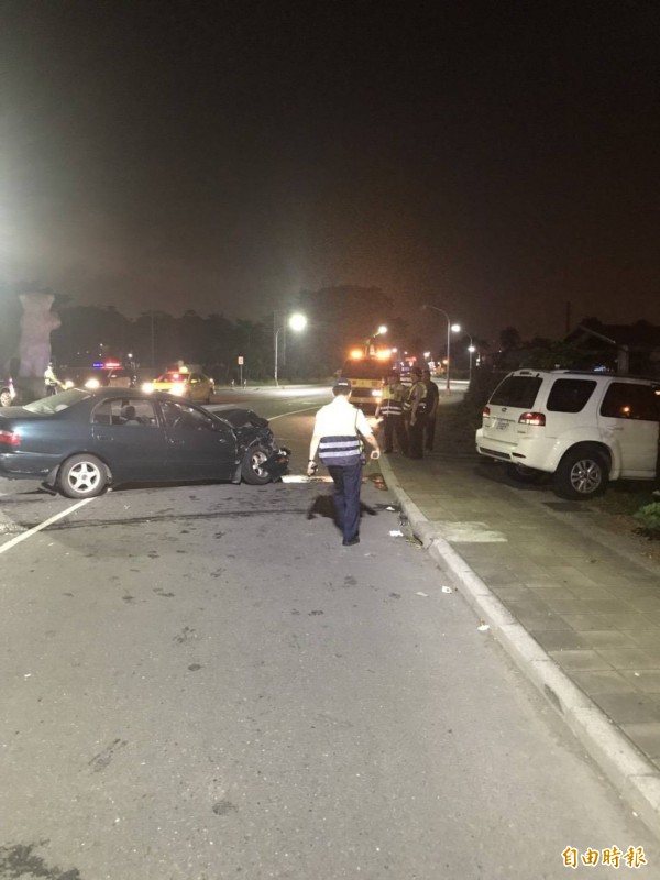 高雄市前鎮翠亨南路發生白色休旅車與深色自小客車對撞車禍，造成2車6人送醫。（記者方志賢攝）