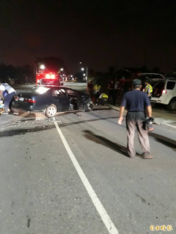 高雄市前鎮翠亨南路發生白色休旅車與深色自小客車對撞車禍，造成2車6人送醫。（記者方志賢攝）