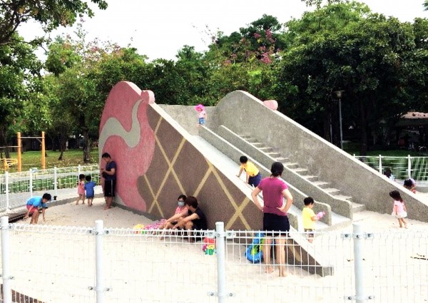 福星公園的冰淇淋溜滑梯成為小朋友的最愛。（圖由台中市政府建設局提供）