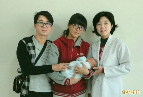高姓婦人(中)透過中醫調理自然產下一子,夫妻倆感謝中醫師林襄穎的協助,讓她趕在母親節前完成當媽媽的心願。(記者歐素美攝)