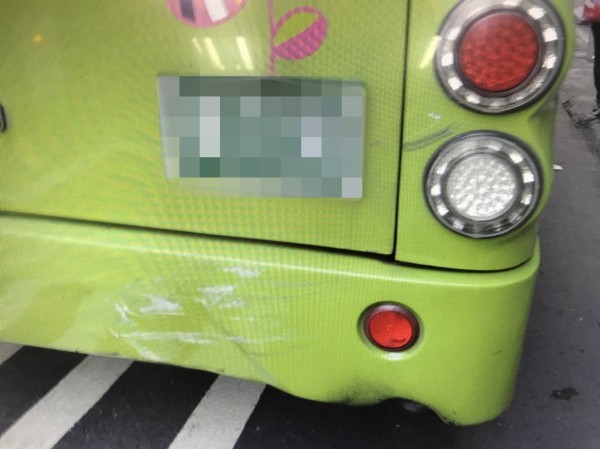 機車被撞飛後又撞上公車車尾，造成板金凹陷。（記者曾健銘翻攝）