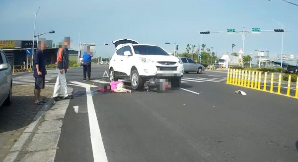 戴姓婦人今晨騎車經過嘉義市埤竹路、高鐵大道路口發生車禍意外，因受傷倒臥地上。（記者王善嬿翻攝）