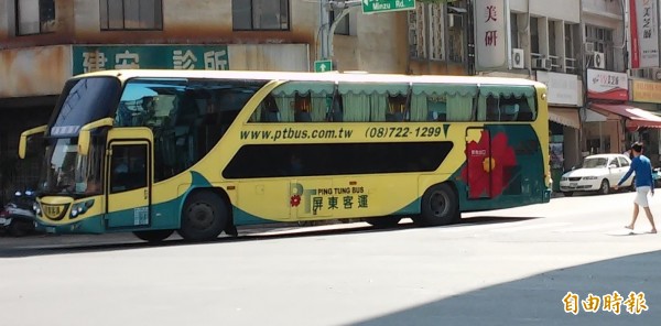 屏東客運李姓司機與機車騎士發生碰撞，導致騎士傷重不治，雖經車禍肇責鑑定後，騎士未讓幹道車先行為肇事主因，但法官認為李姓司機超速行駛也要負起部份責任，依業務過失致死罪判刑4個月。 示意照，與本新聞事件無關。（記者李立法攝）