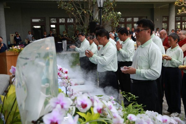 台南市消防局第四大隊長陳坤宗（前右一）今也出席浴佛大典，祈求社會平安無災。（慈濟基金會台南分會提供）