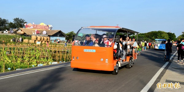 「桃園農業博覽會」今天晚閉幕，搭乘最後一梯遊園專車的遊客依依不捨。（記者李容萍攝）