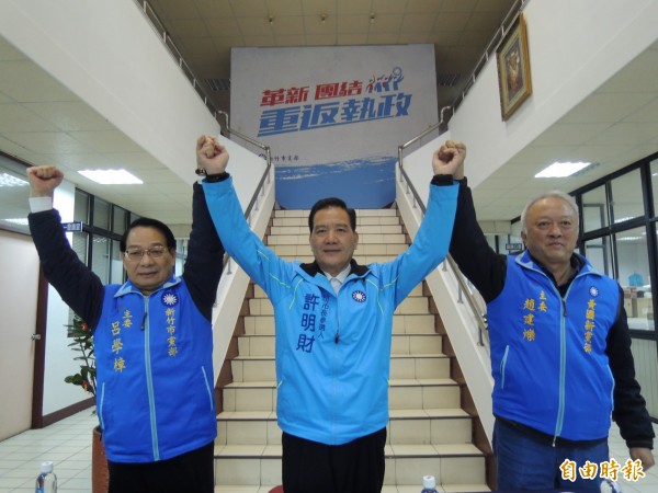 國民黨提名的新竹市長參選人許明財,因為民調一直拉不起來,政壇與基層早有換將「拔財」傳言,不過,許明財和地方黨部都駁斥此耳語,認為是有心人士的操作,許明財則希望中央能協助趕緊滅火。(記者洪美秀攝)