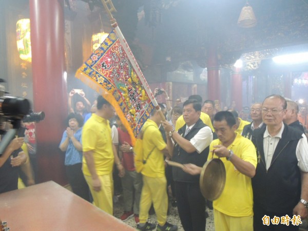 通霄鎮拱天宮白沙屯媽祖南下進香,由主委洪文華(右三)請出頭旗,象徵年度進香即將展開。(記者張勳騰攝)