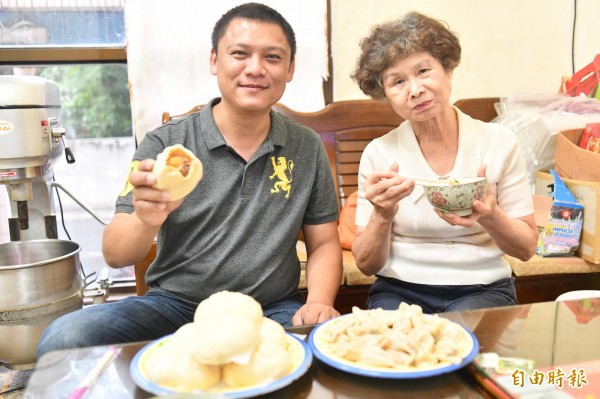 常客們對包子水餃讚譽有佳。（記者蔡宗憲攝）