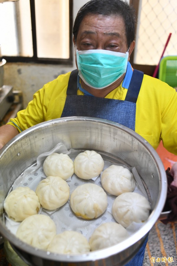 包子出爐囉。（記者蔡宗憲攝）