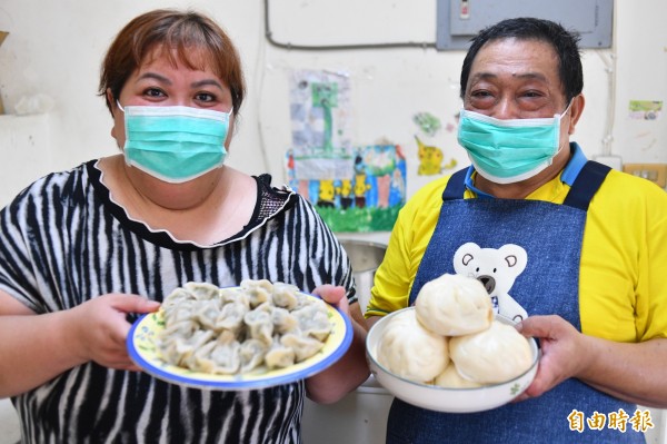 李爸夫妻自食其力，靠美食翻轉生活。（記者蔡宗憲攝）