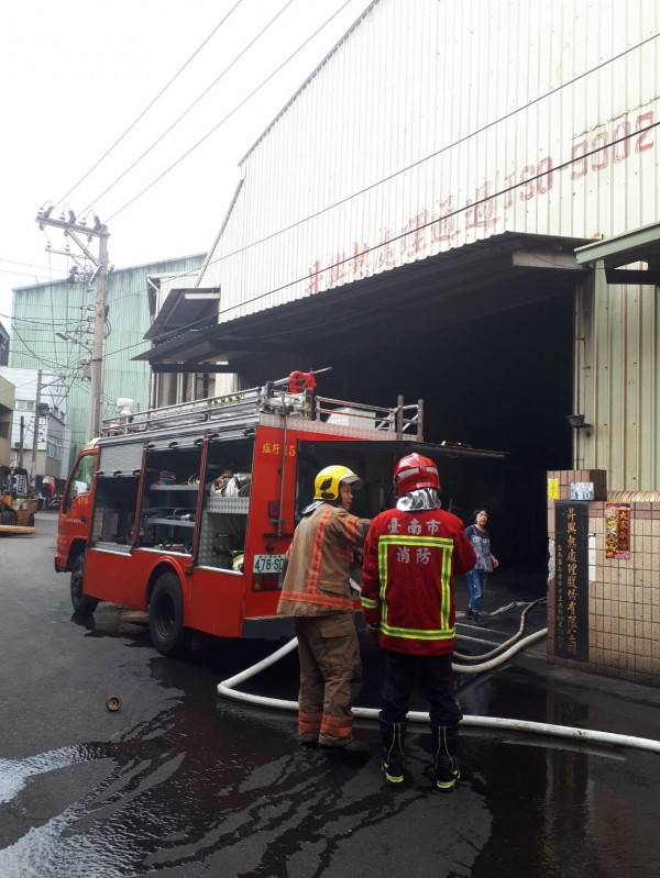 工廠內潤滑油油槽一度傳出起火，讓消防人員不敢大意，火勢則在15分鐘內獲得控制。（記者萬于甄翻攝）