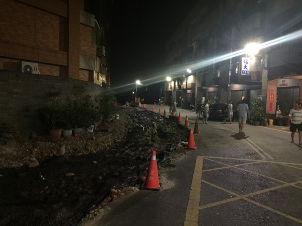 停工中的彰化市雨水下水道工程，在彰化市崙平南路248巷道路工地，日前發生一起民眾摔溝意外。（記者張聰秋翻攝）