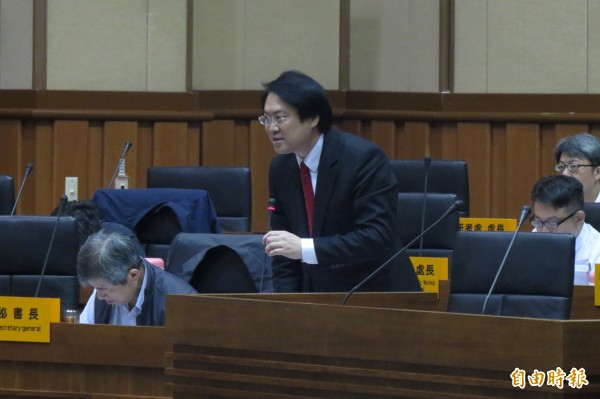 基隆市議員游祥耀詢問林右昌支不支持禮讓柯P選台北市長,林右昌以與基隆市政無關,不願回答。(記者俞肇福攝)