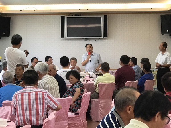 國民黨新竹縣議會副議長陳見賢（中持麥克風者）今天中午在縣長公館的感恩餐會上正式宣布，如果黨中央提名林為洲選下屆新竹縣長，他就脫黨參選「打到底」。（記者黃美珠翻攝）