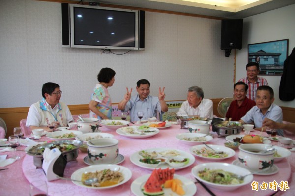 在終於向基層正藍軍說出自己的心聲後，國民黨籍新竹縣議會副議長陳見賢忍不住開心比出勝利的手勢。（記者黃美珠攝）