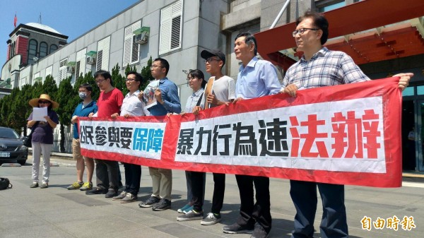 花蓮縣反對193縣道北段拓寬的環團指控遭支持方暴力對待,今持驗傷單到花蓮地檢署按鈴控告。(記者王錦義攝)