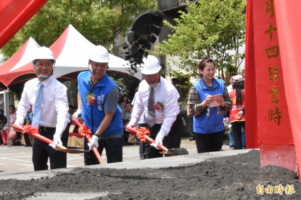 彰化縣長魏明谷、副議長許原龍、市長邱建富（由左而右）等人象徵性鏟土，共同見證動土儀式。（記者張聰秋攝）