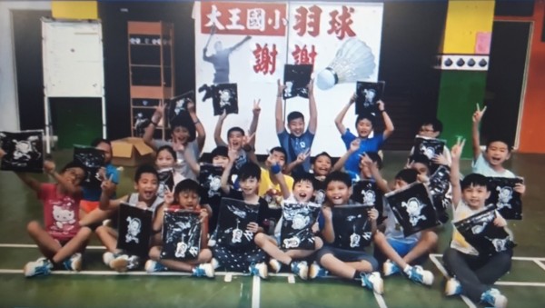 收到「戴資穎榮登世界球后」的紀念T恤,大王國小羽球隊高興的不得了。(記者陳賢義翻攝)