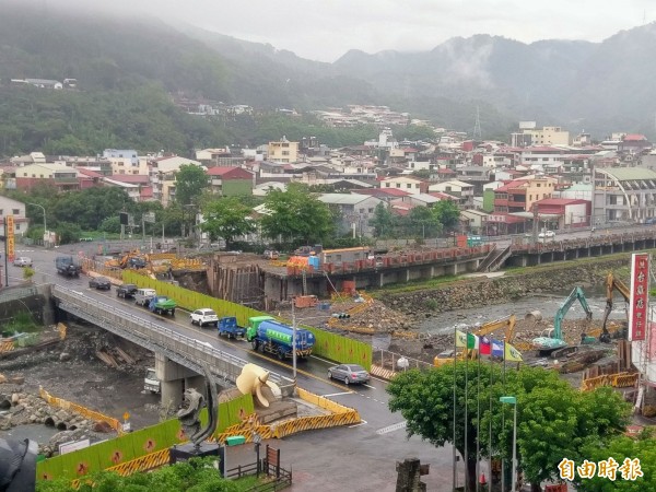 省道台十六線水里中山橋將進行吊梁工程，屆時橋面將全線封閉，往來車輛只能改道或等待交管放行。（記者劉濱銓攝）