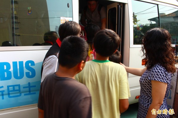 專車四點發車，可以讓國小學生放學不需等待五點的巴士回家。（記者邱書昱攝）