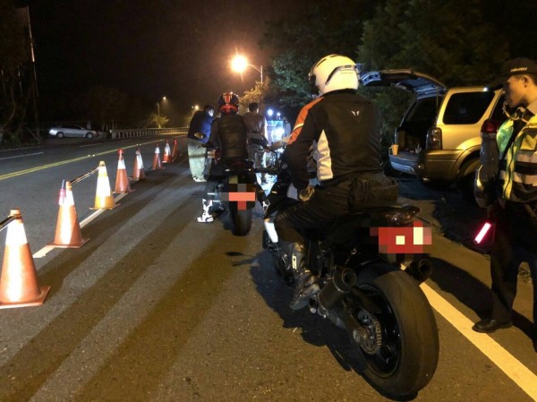 日月潭周邊道路近期夜裡又見重機呼嘯並發出巨大噪音，警方展開大取締將杜絕飆車與違法改裝。（記者劉濱銓翻攝）