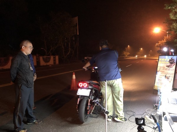 日月潭周邊道路近期夜裡又見機車呼嘯並發出巨大噪音，警方為此展開大執法，並開出9張罰單。（記者劉濱銓翻攝）